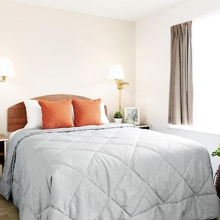 Intown Suites Extended Stay Колорадо Спрингс Екстериор снимка