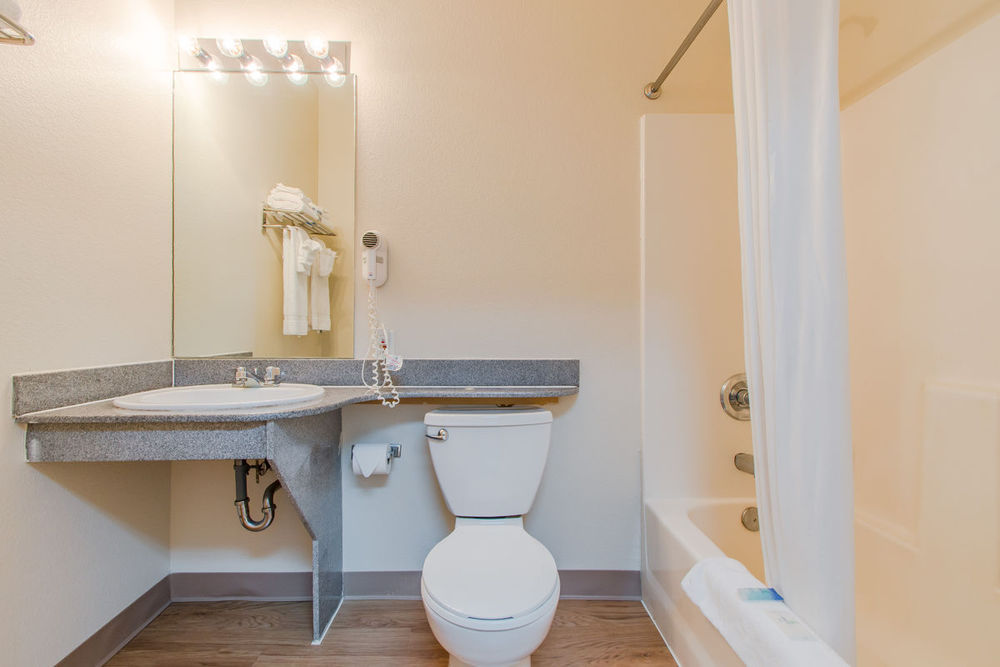 Intown Suites Extended Stay Колорадо Спрингс Стая снимка