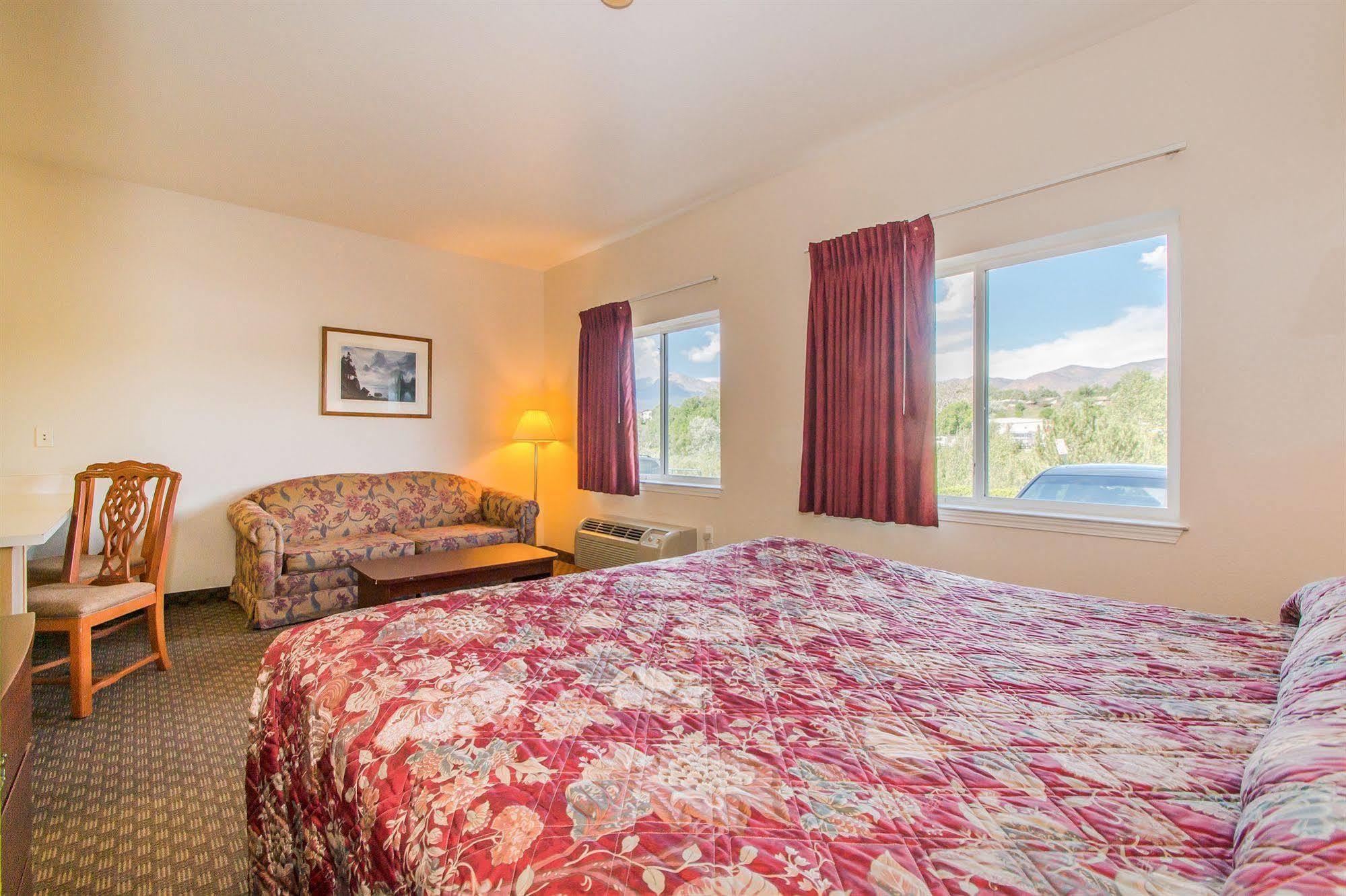 Intown Suites Extended Stay Колорадо Спрингс Екстериор снимка