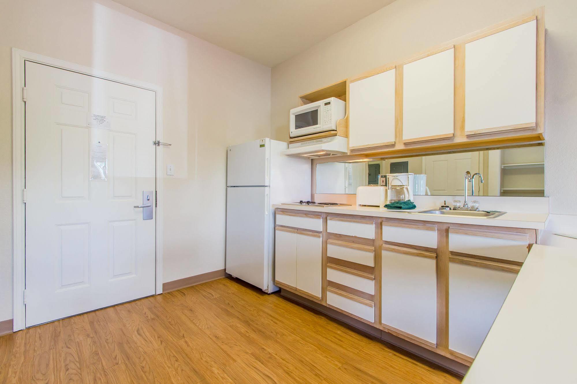 Intown Suites Extended Stay Колорадо Спрингс Екстериор снимка