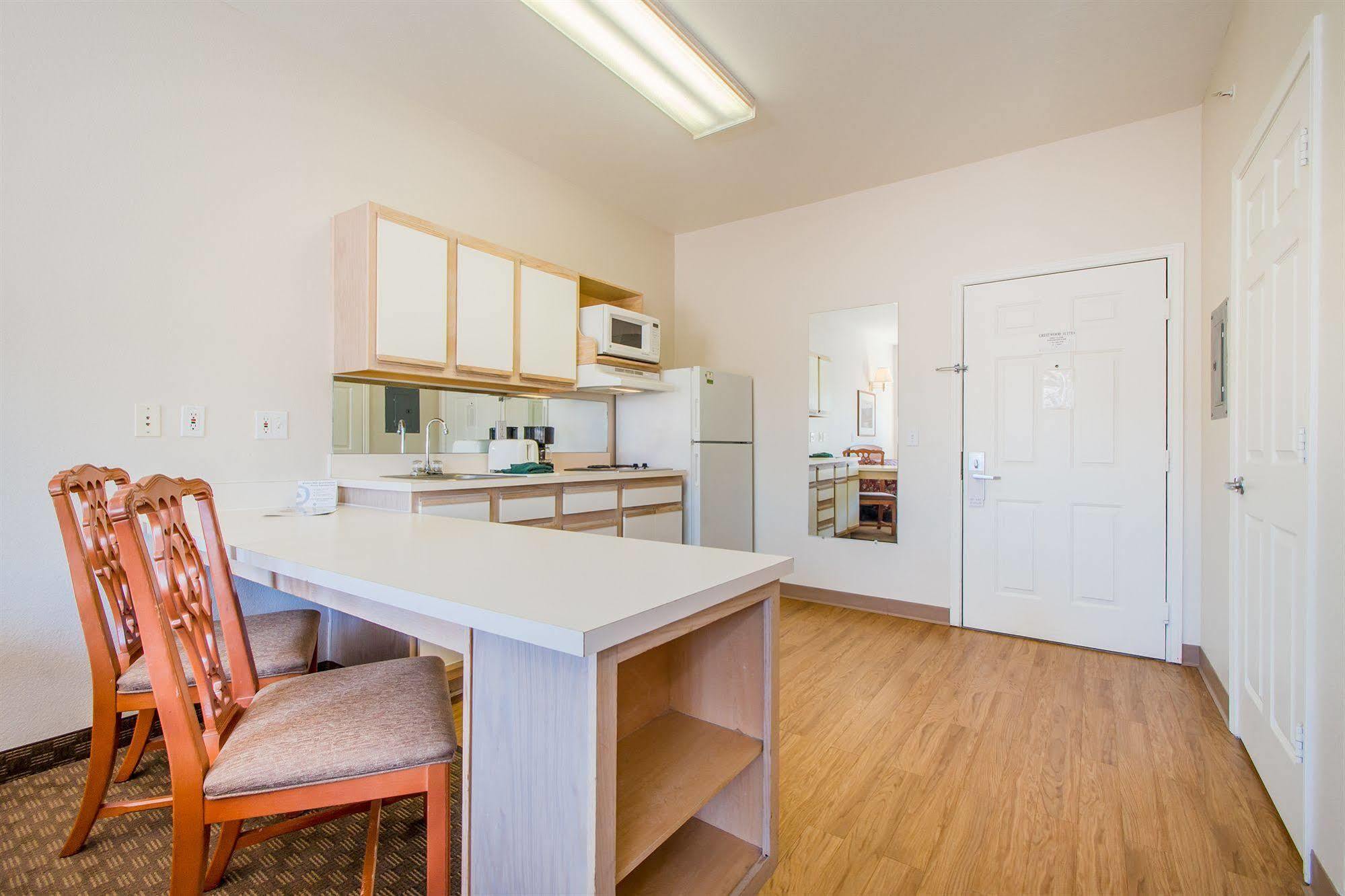 Intown Suites Extended Stay Колорадо Спрингс Екстериор снимка