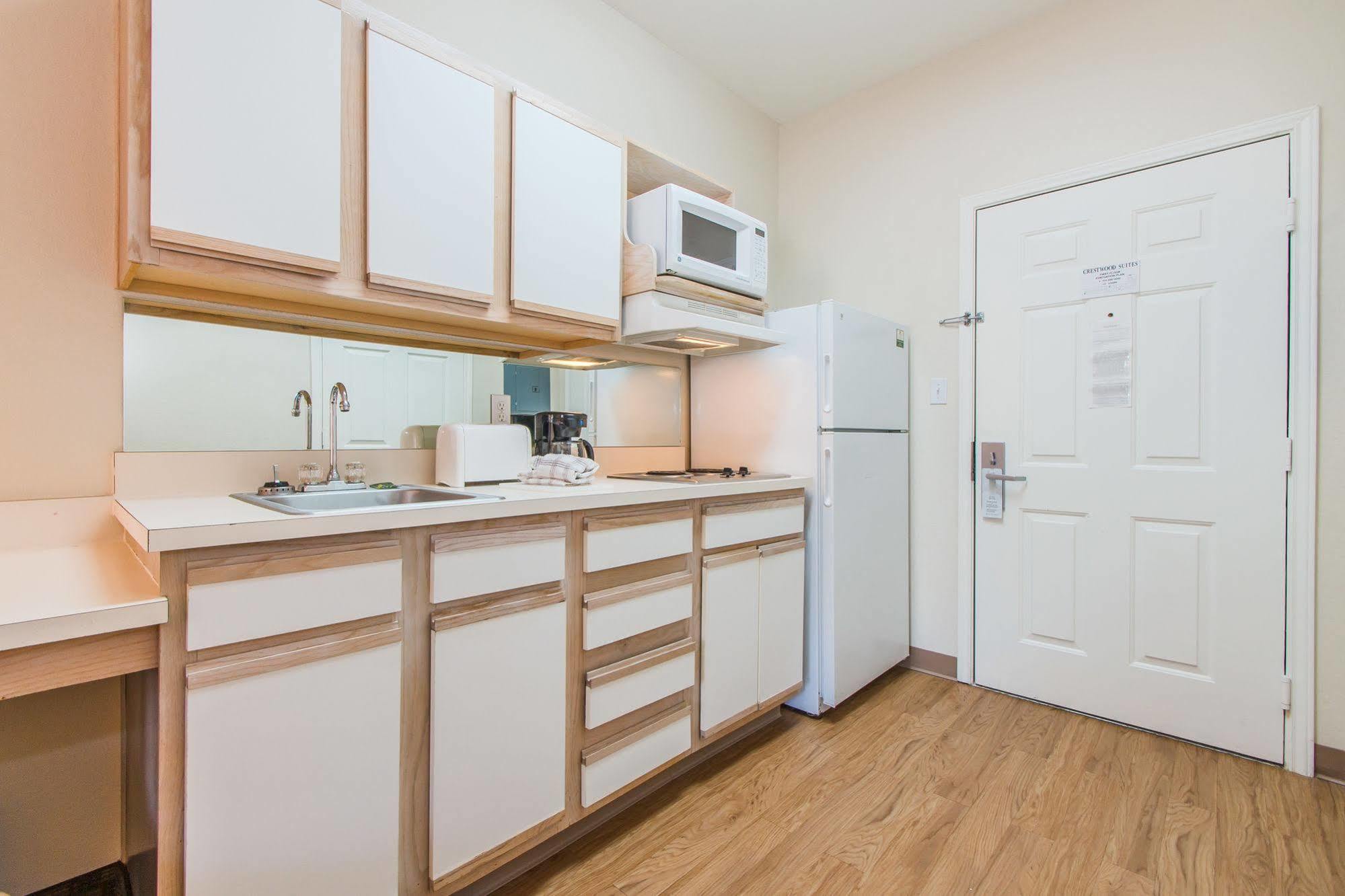 Intown Suites Extended Stay Колорадо Спрингс Екстериор снимка