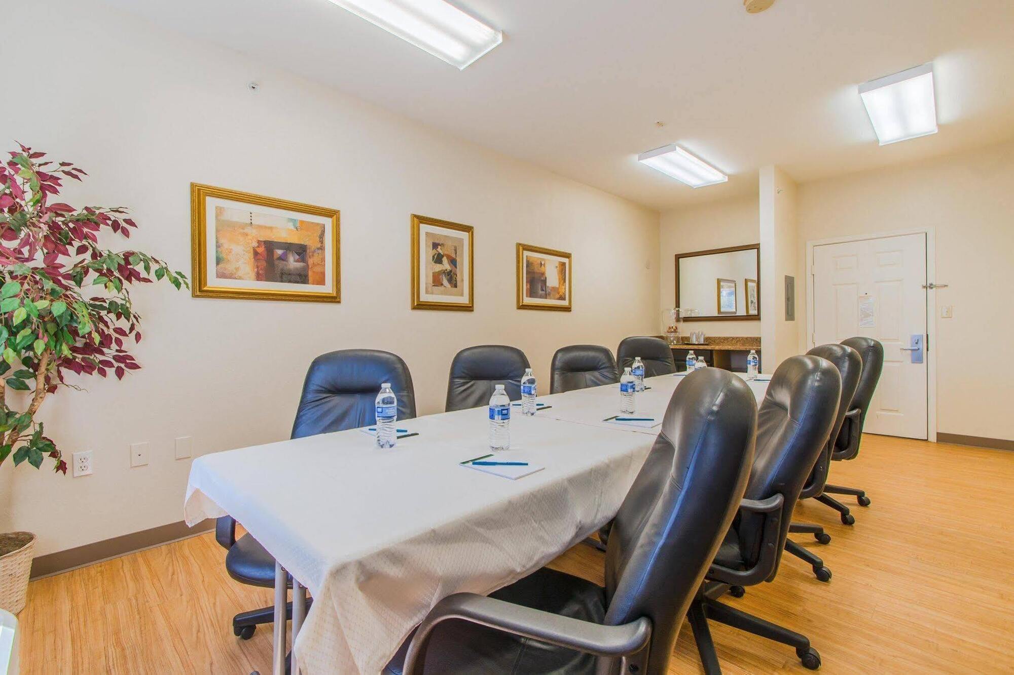 Intown Suites Extended Stay Колорадо Спрингс Екстериор снимка