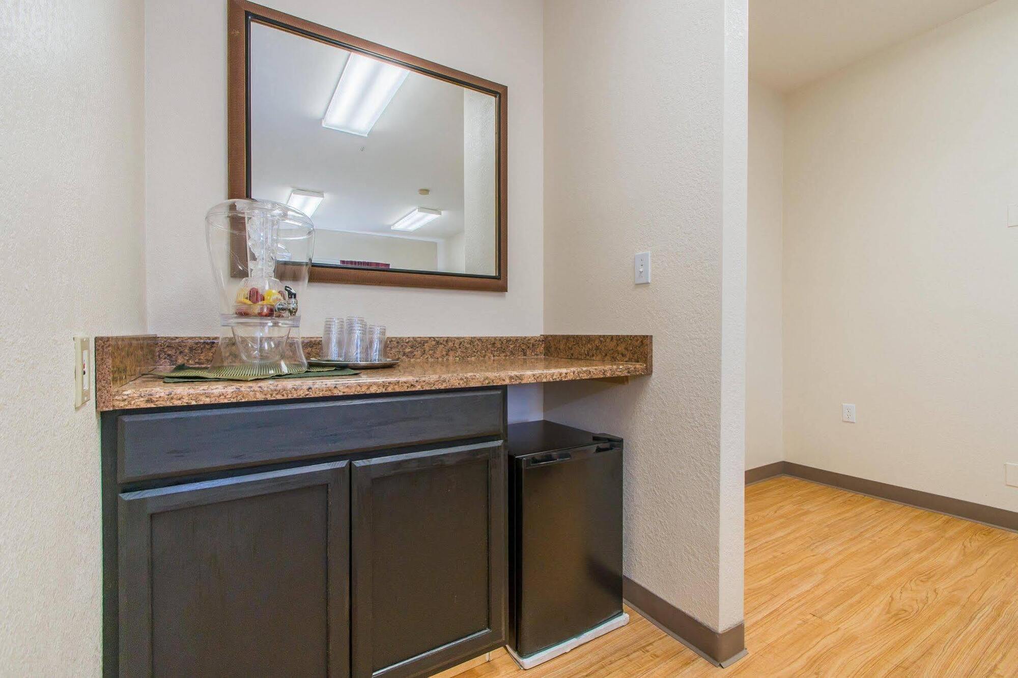 Intown Suites Extended Stay Колорадо Спрингс Екстериор снимка