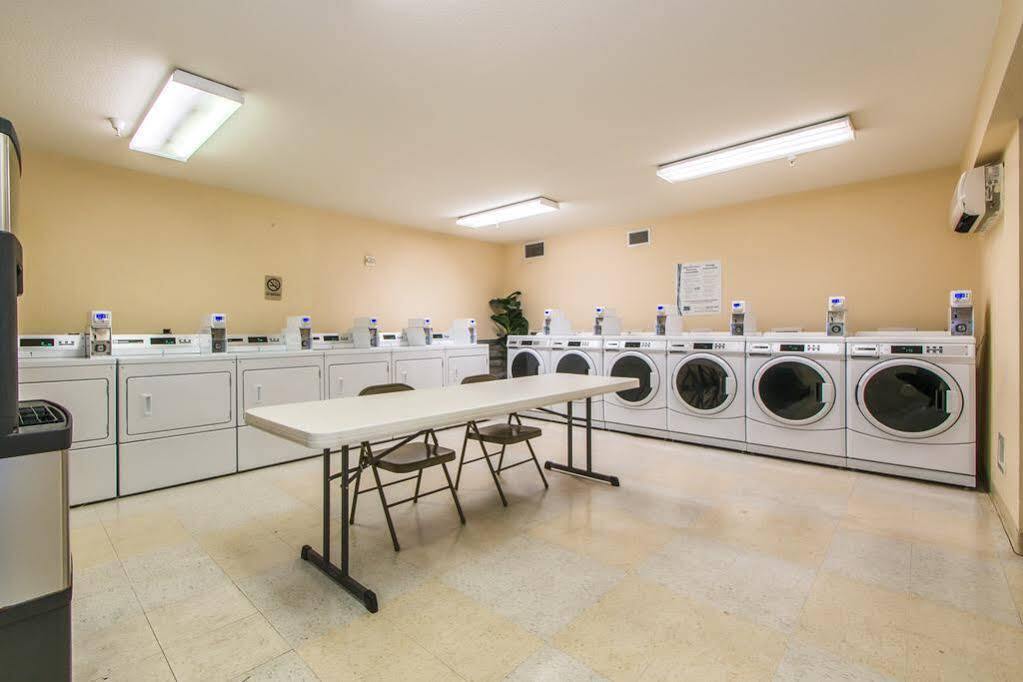 Intown Suites Extended Stay Колорадо Спрингс Екстериор снимка